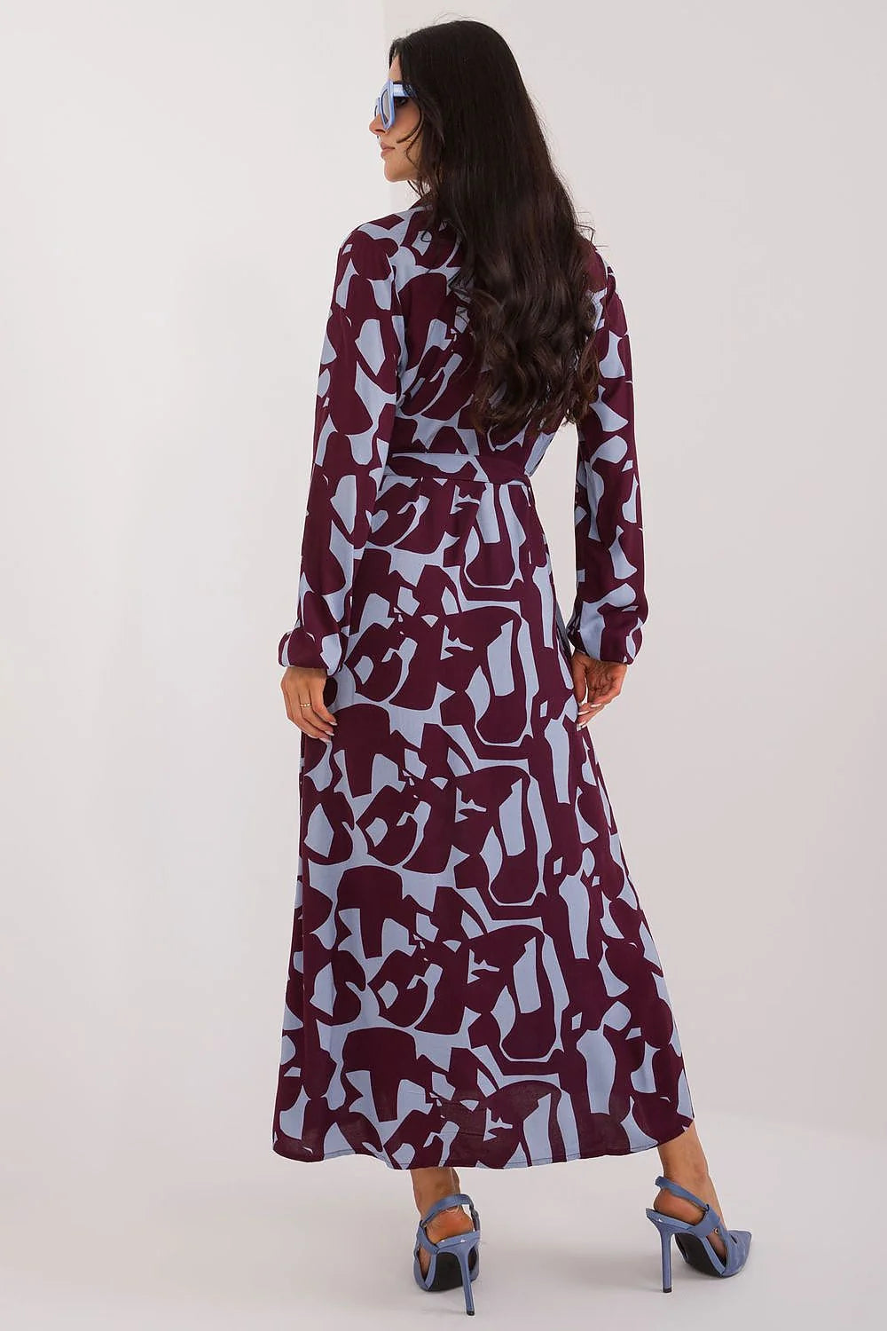 Robe quotidienne longue manches longues imprimé abstrait bleu et bordeaux viscose écologique ceinture ajustable poches latérales taille cintrée décolleté en V modernité et confort occasions multiples femme