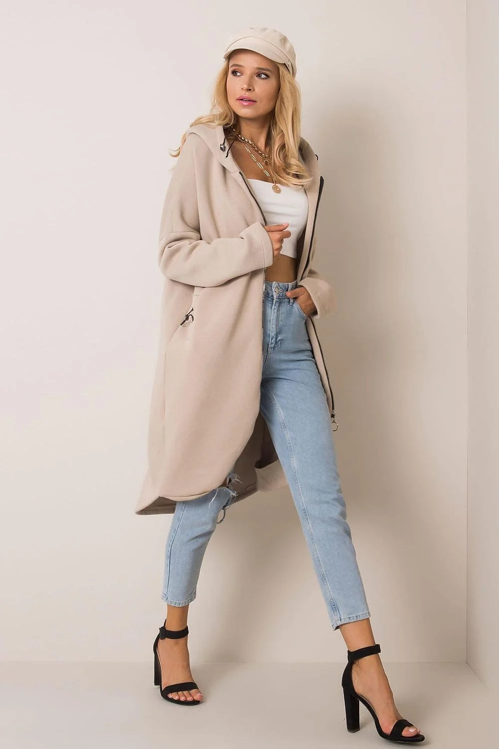 Manteau pour femmes design moderne audacieux couleur fuchsia vif coupe oversize matériau structuré fonctionnalité confort