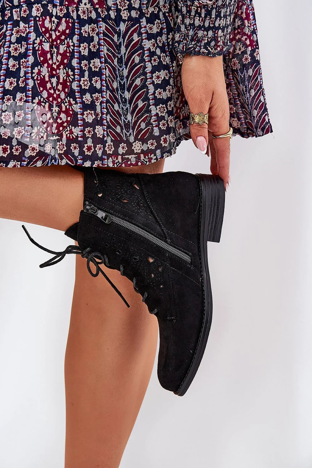 Bottes Step in style pour femmes, design moderne et classique, cuir suédé noir, motifs perforés, laçage personnalisé, semelle durable, confort toute la journée, look casual chic
