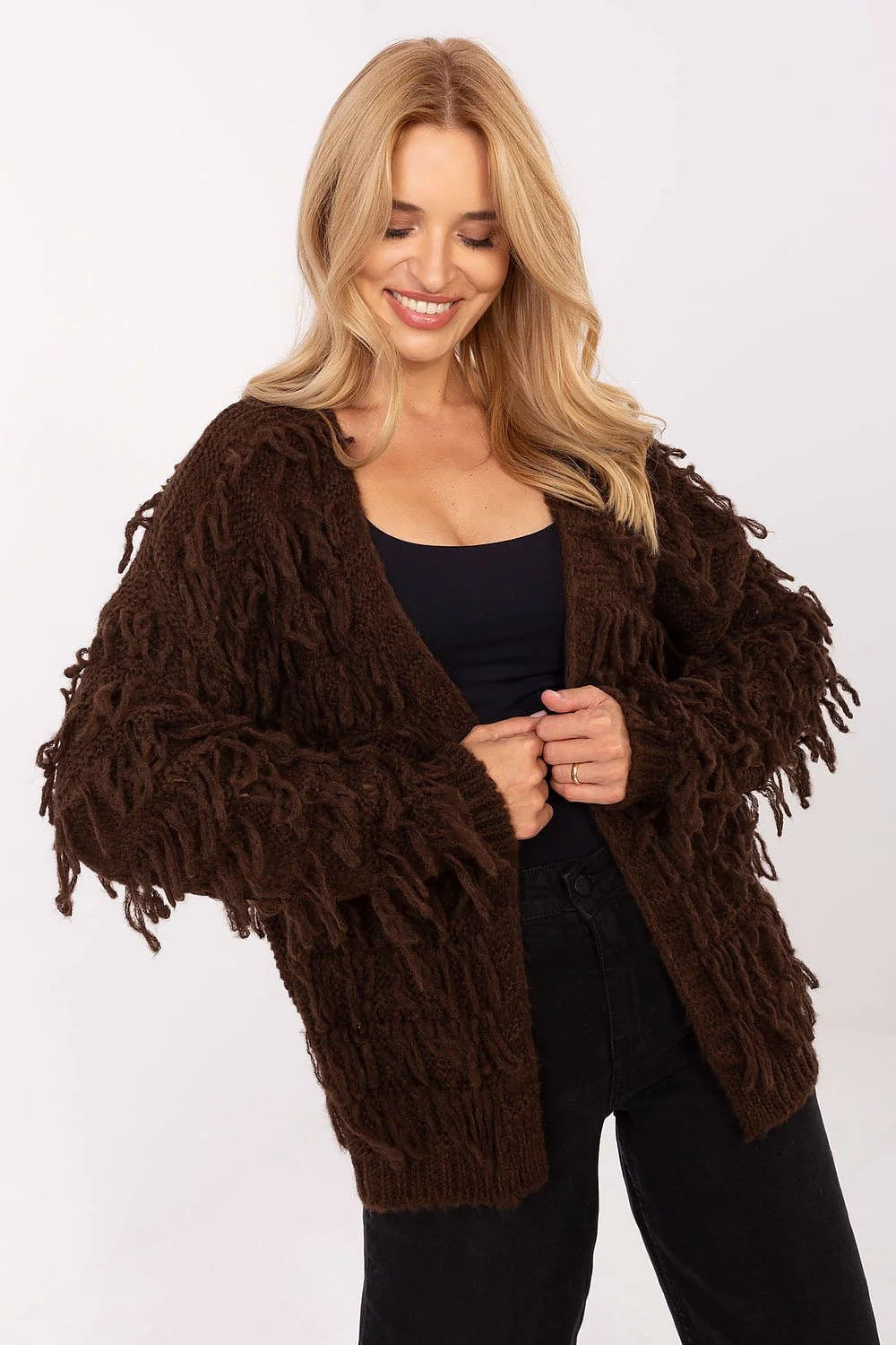cardigan bohème oversize shaggy marron chocolat grosse maille bouclée franges manches longues coupe ouverte hanches bords côtelés texturé cosy tendance