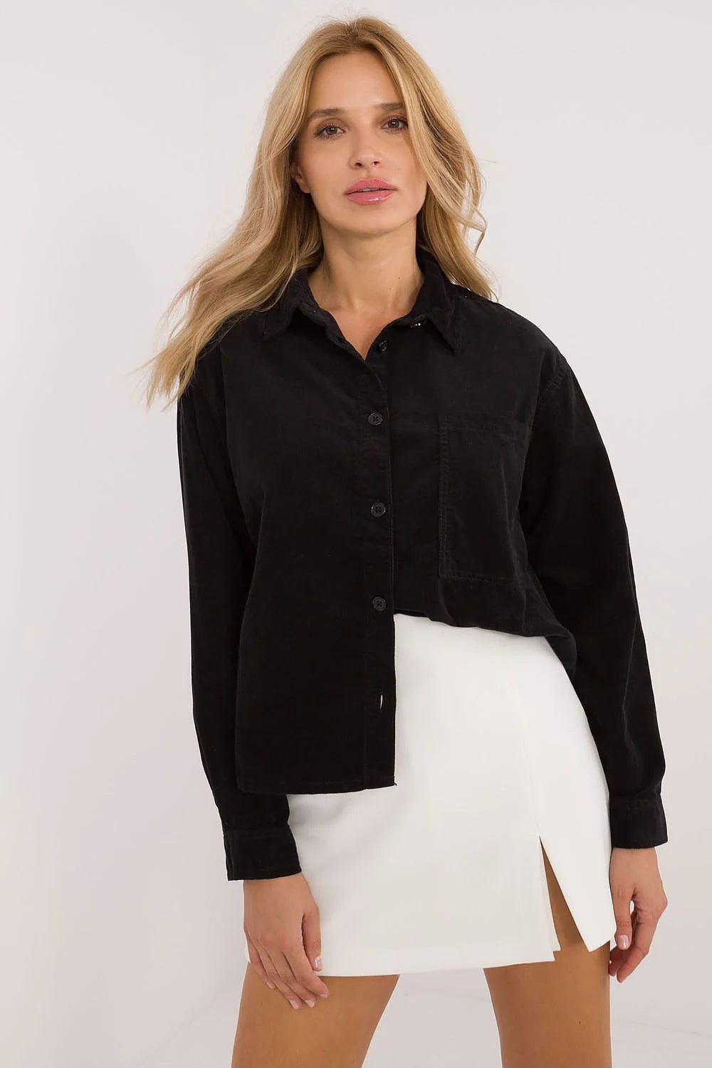 Chemise en velours côtelé noire manches longues col classique avec jupe blanche mini fente femme