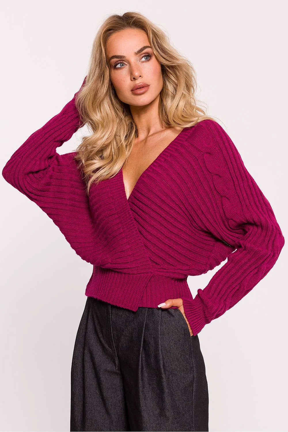 Pull en maille pour femme moderne couleur fuchsia manches longues encolure en V profonde coupe courte