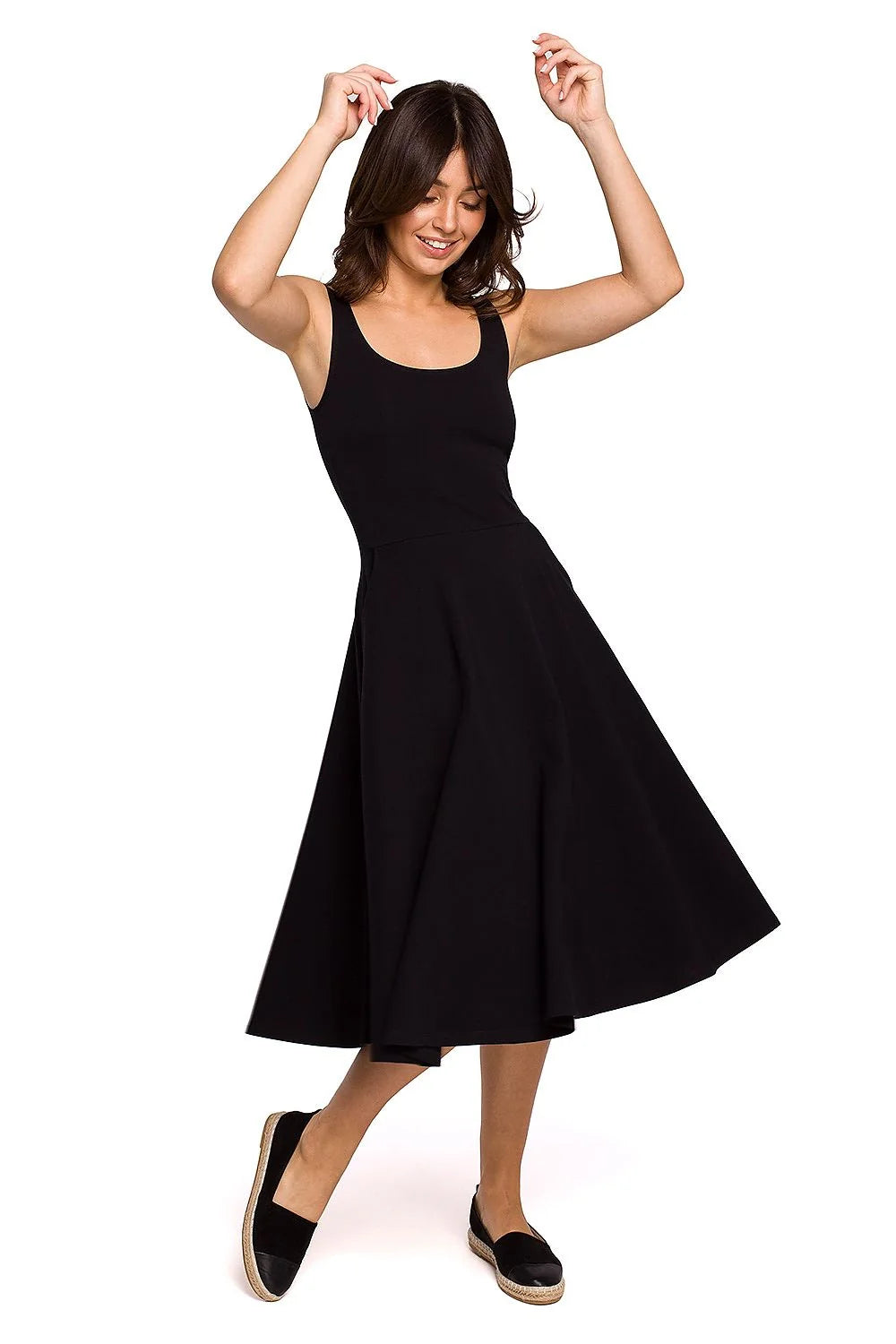 Robe bleue en coton moderne décontractée évasée avec encolure ronde pour femmes élégantes et confortables