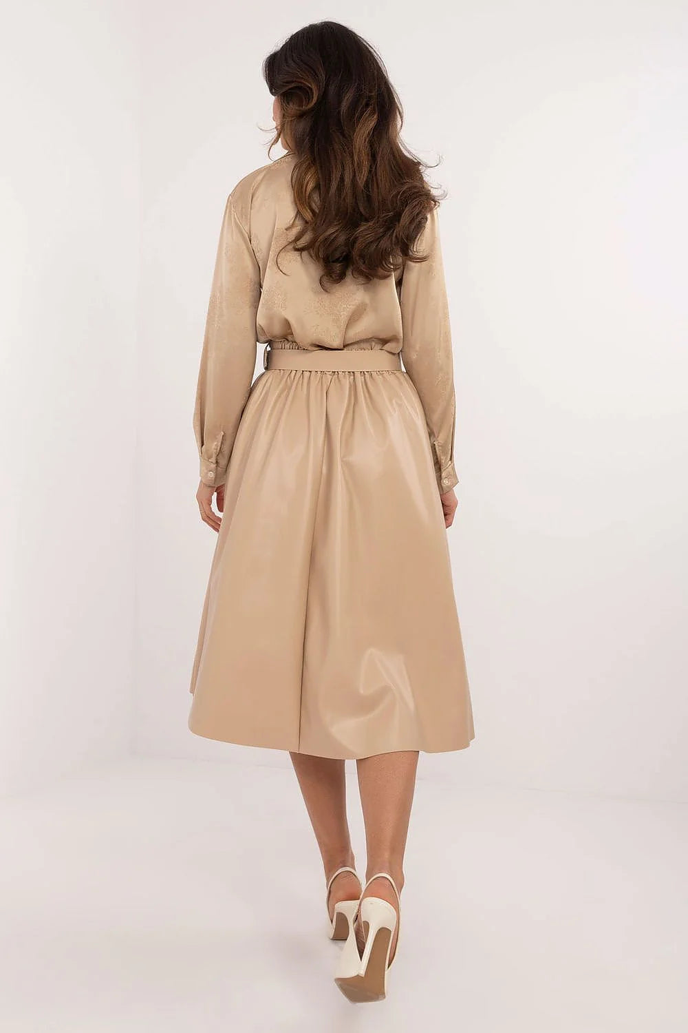 Ensemble féminin élégant et sophistiqué chemisier longues manches jupe évasée cuir synthétique beige occasion formelle professionnelle