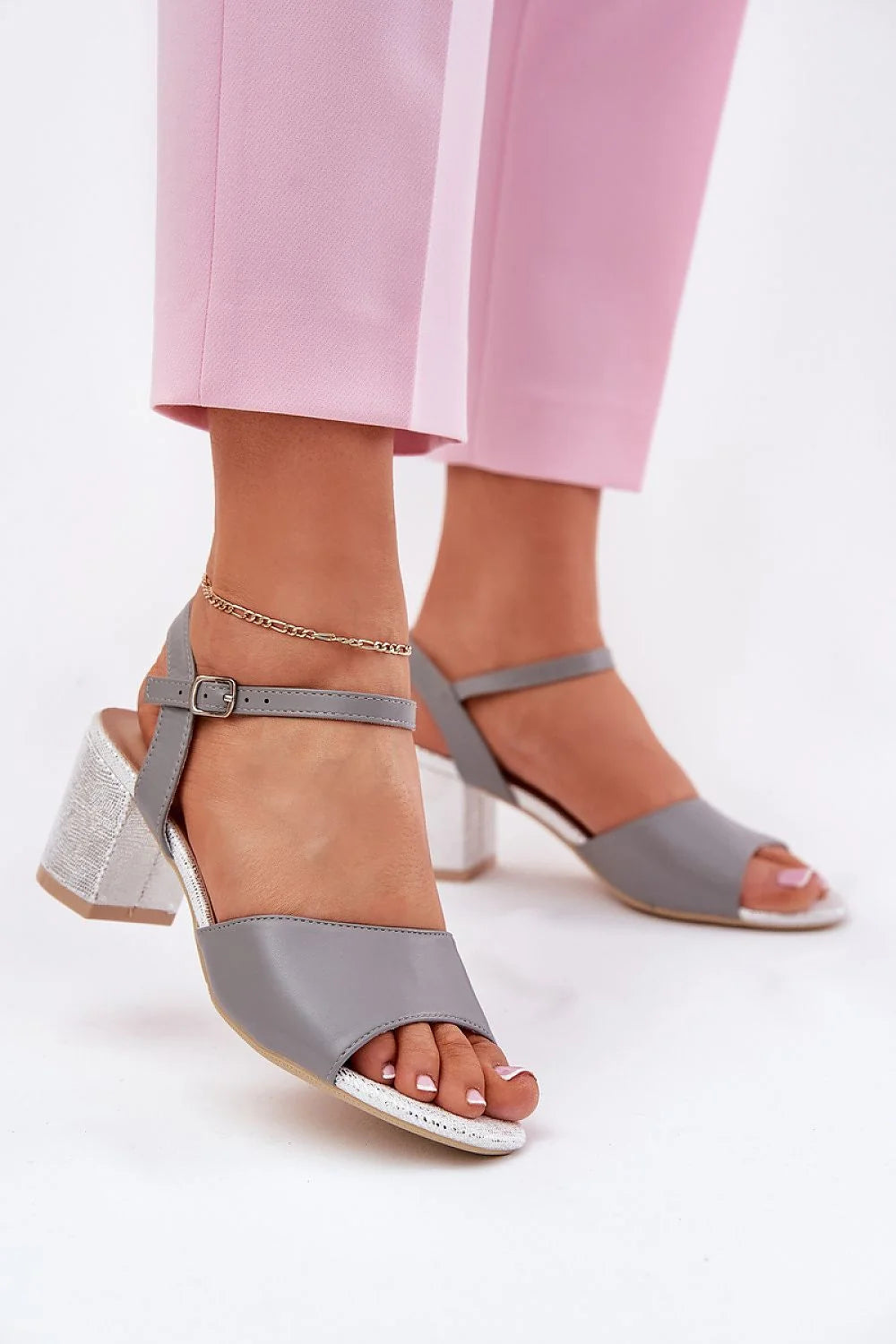 sandales talon bloc moyen gris simili cuir métallisé argenté bride cheville réglable boucle chaîne dorée minimaliste moderne confortable