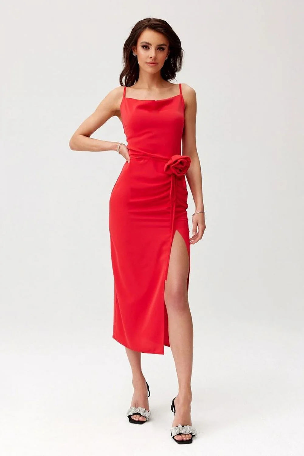 Robe de cocktail longue rouge vif ajustée dos nu fente haute bretelles fines détails floraux femme élégance moderne