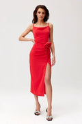 Robe de cocktail longue rouge vif ajustée dos nu fente haute bretelles fines détails floraux femme élégance moderne