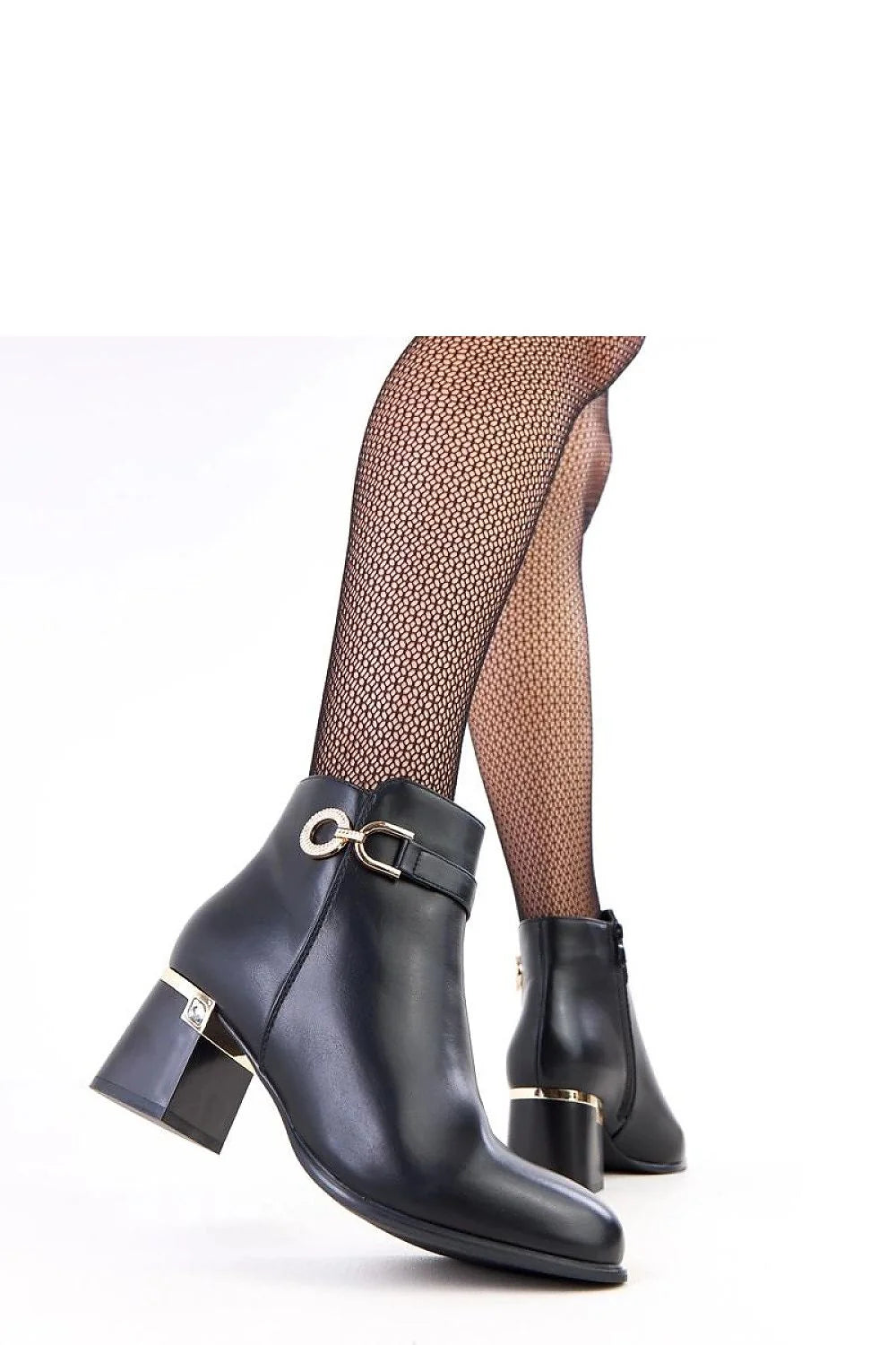bottines femme cuir écologique noir boutamande talonstable hauteurconfortable tigecheville doublurechaude semelleinterieure glissierelaterale ornementmetalique boucledoree finitionbrillante silhouetteelegante