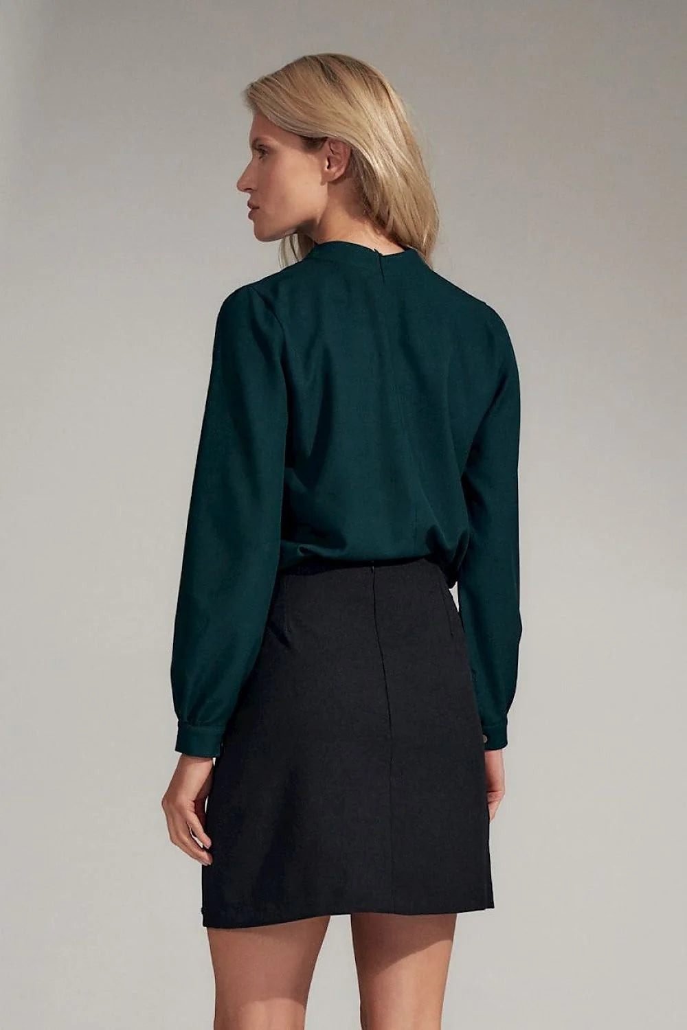 Ensemble chemisier en satin vert foncé élégant manches longues et jupe noire droite ajustée