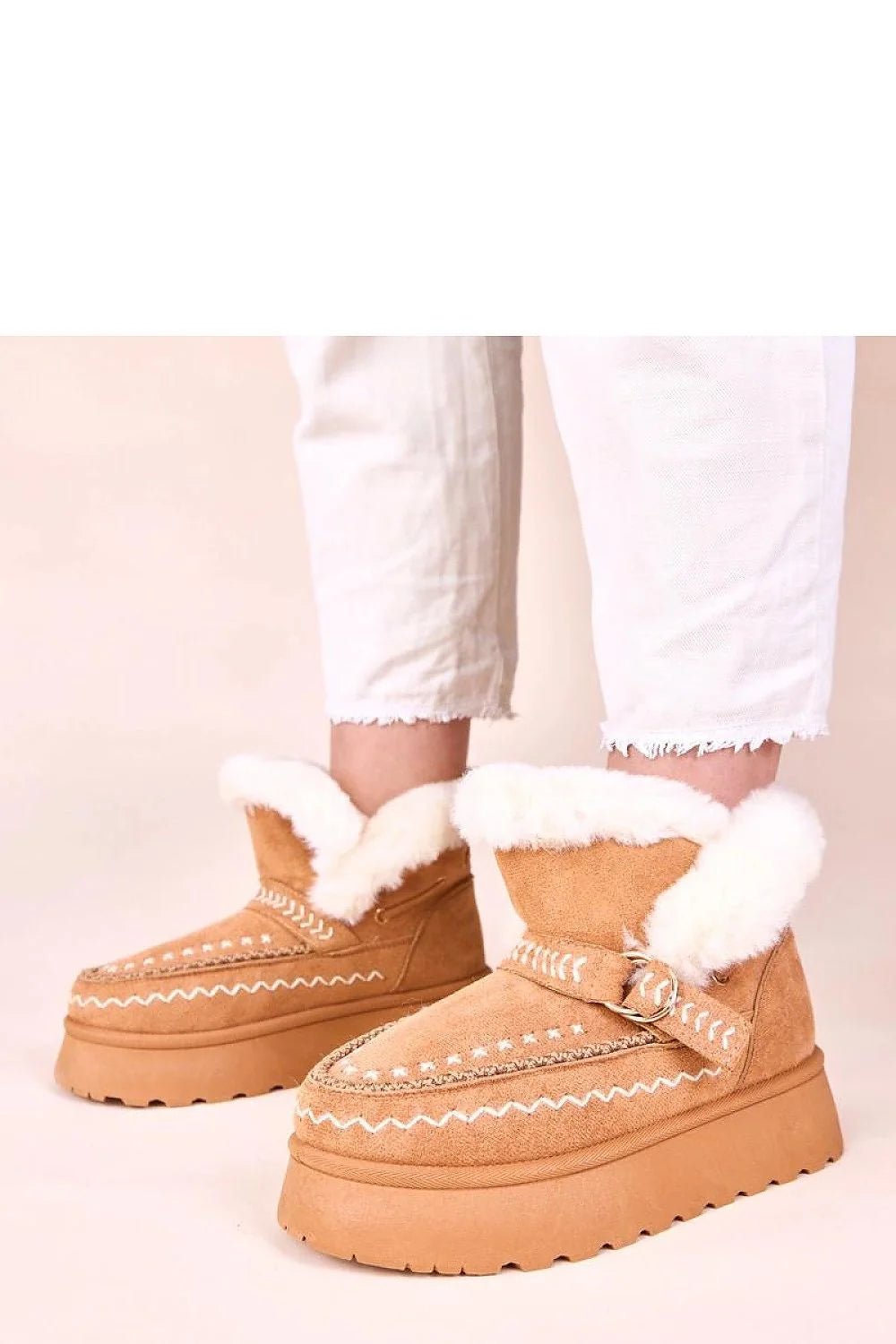bottes neige brunes suédé cheville fourrées fausse fourrure semelle plateforme crantée antidérapante surpiqûres liseré tressé boucle décorative confortables isolantes élégantes