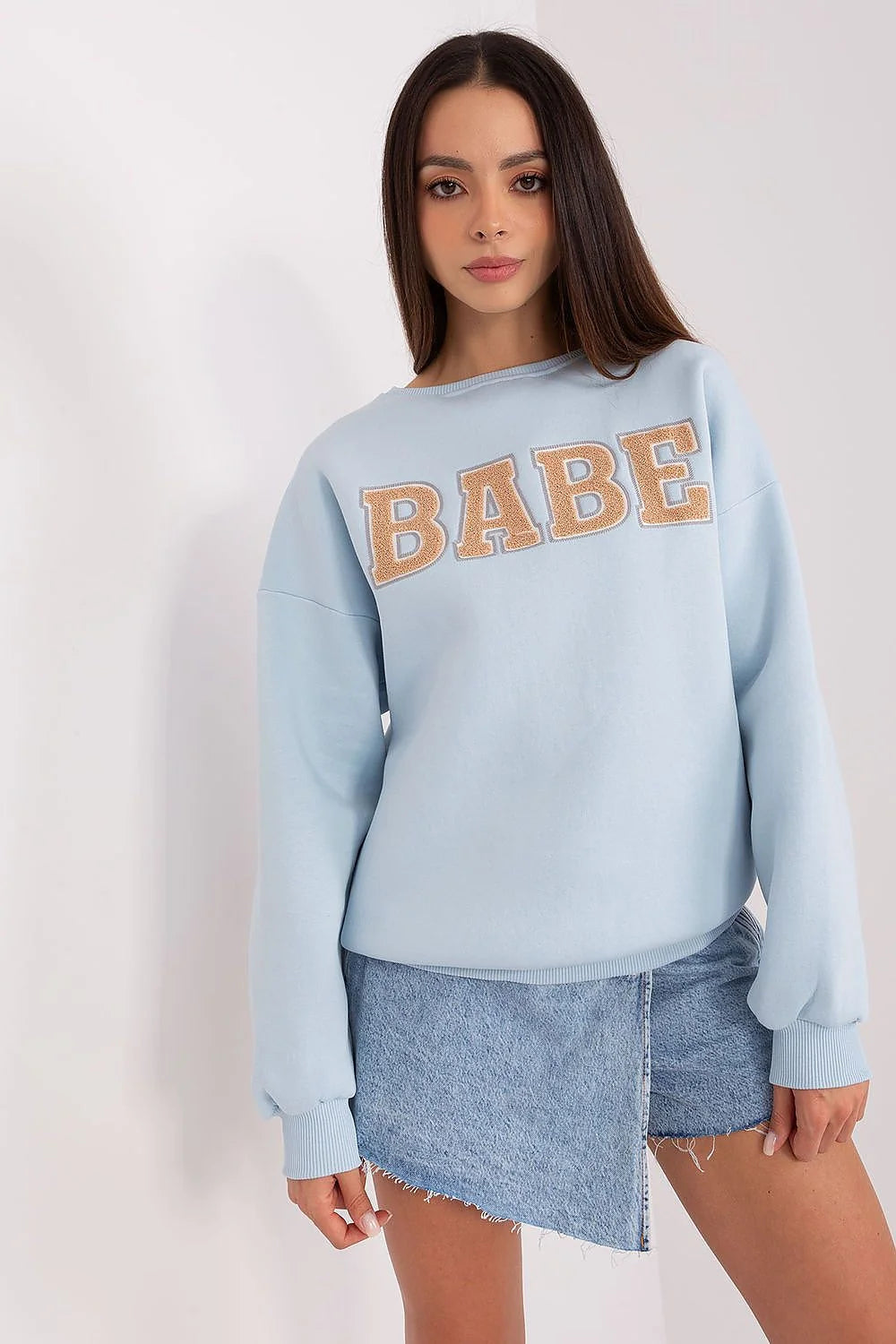 Sweatshirt et jupe en denim femme style moderne look casual couleur bleu pastel manches longues coupe ample