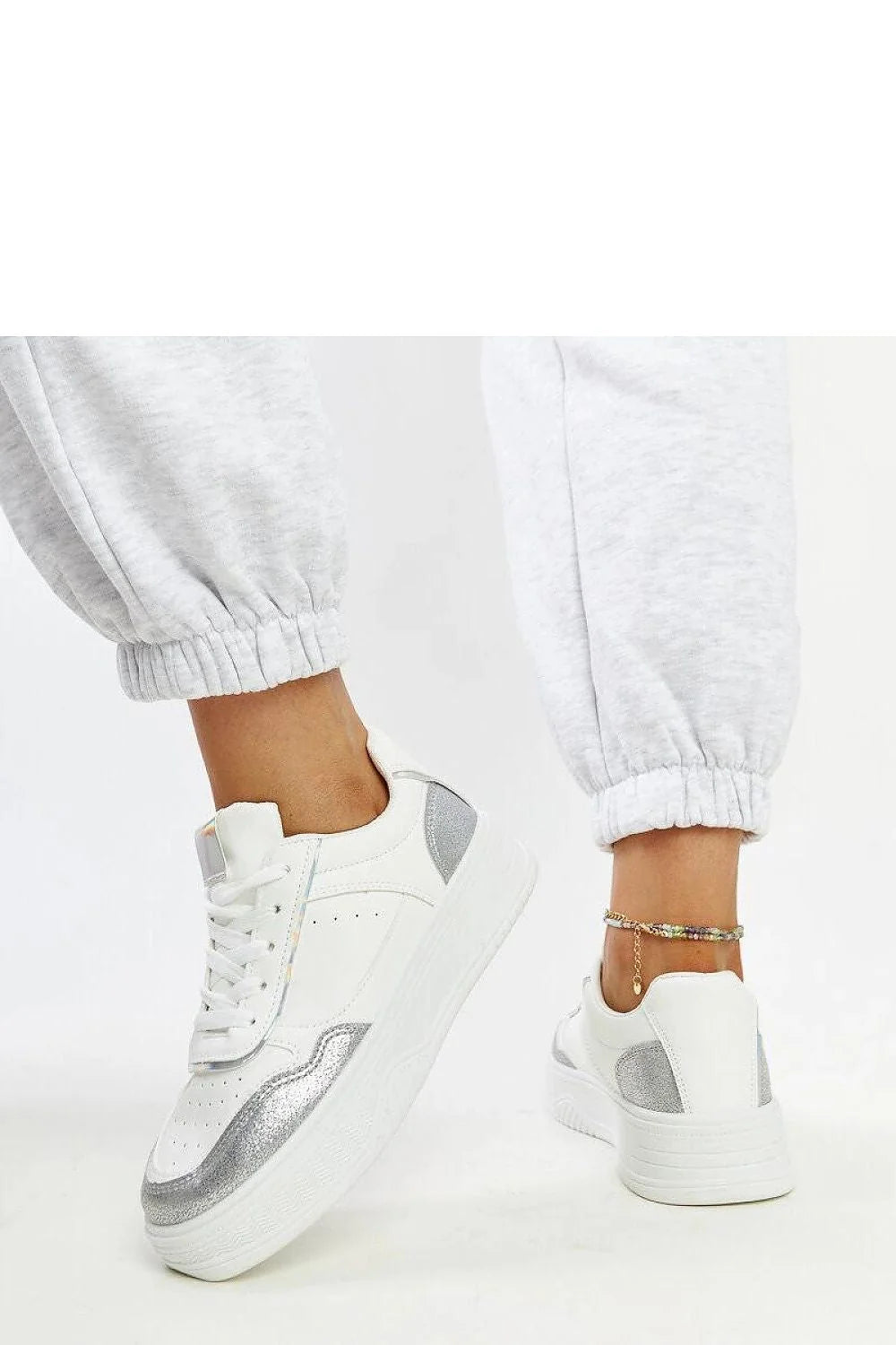 Baskets Solea pour femmes design moderne couleur blanche détails métalliques confort style sportif élégance matériaux durables tendance polyvalence