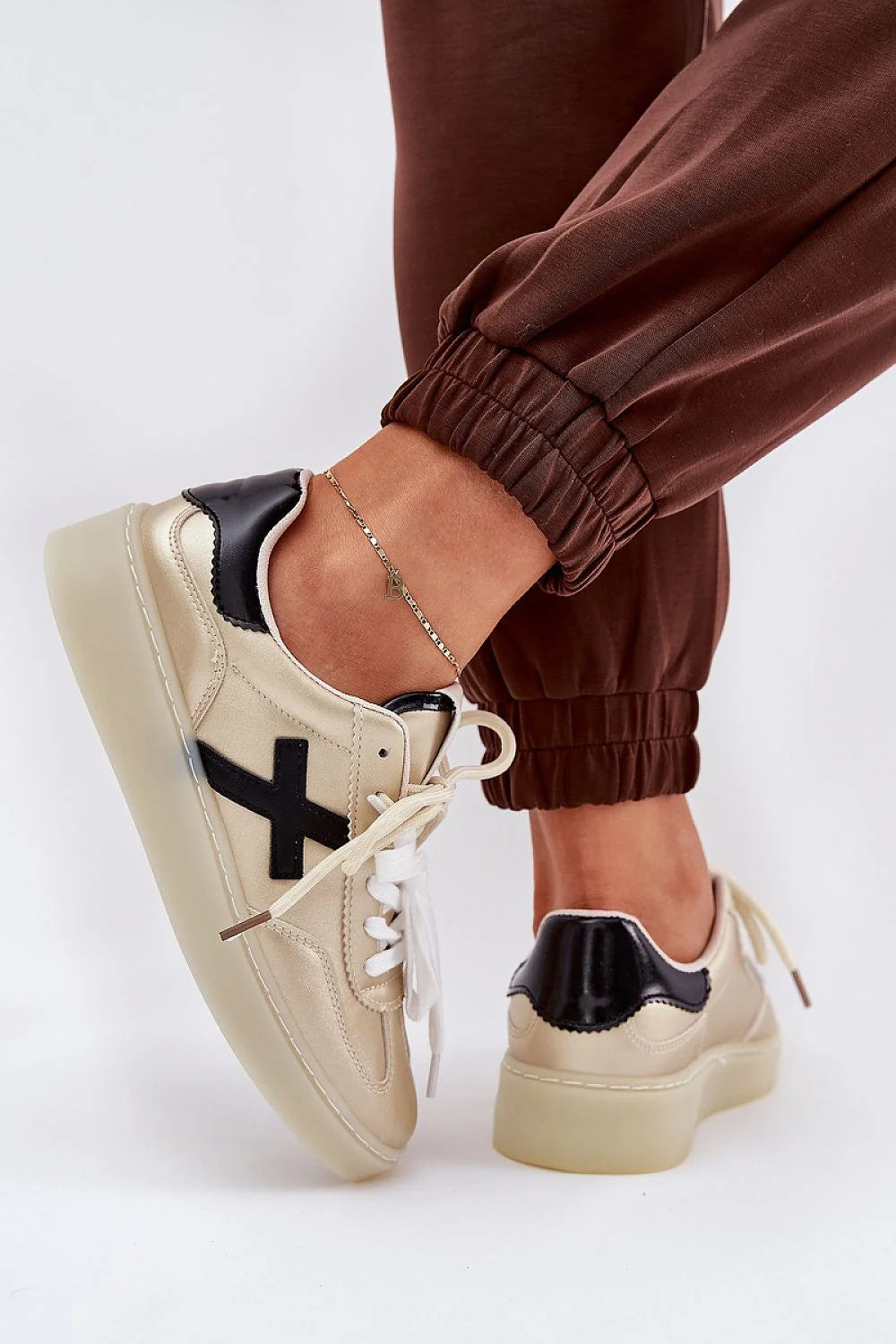 Chaussures de sport pour femmes design moderne élégance coupe basse cuir artificiel doré champagne détails métalliques occasion quotidienne sport