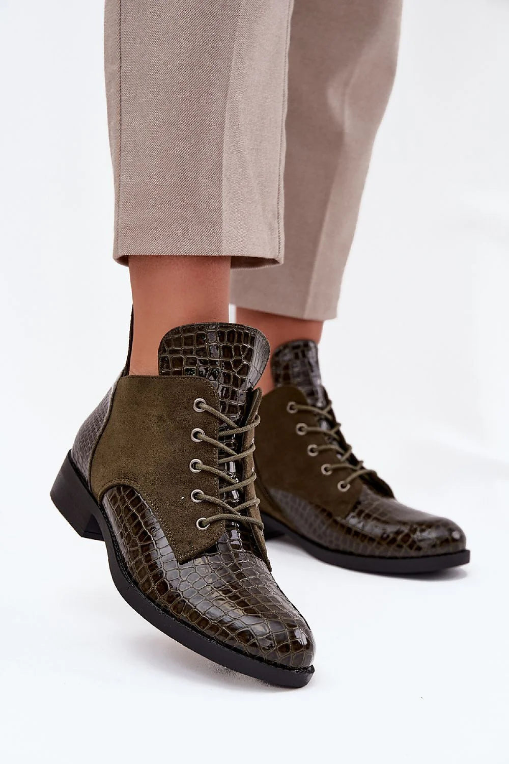 bottines femme cuir artificiel embossé effet croco verni empiècements daim kaki lacets fermeture éclair œillets métalliques talonbas semelle caoutchouc antidérapante