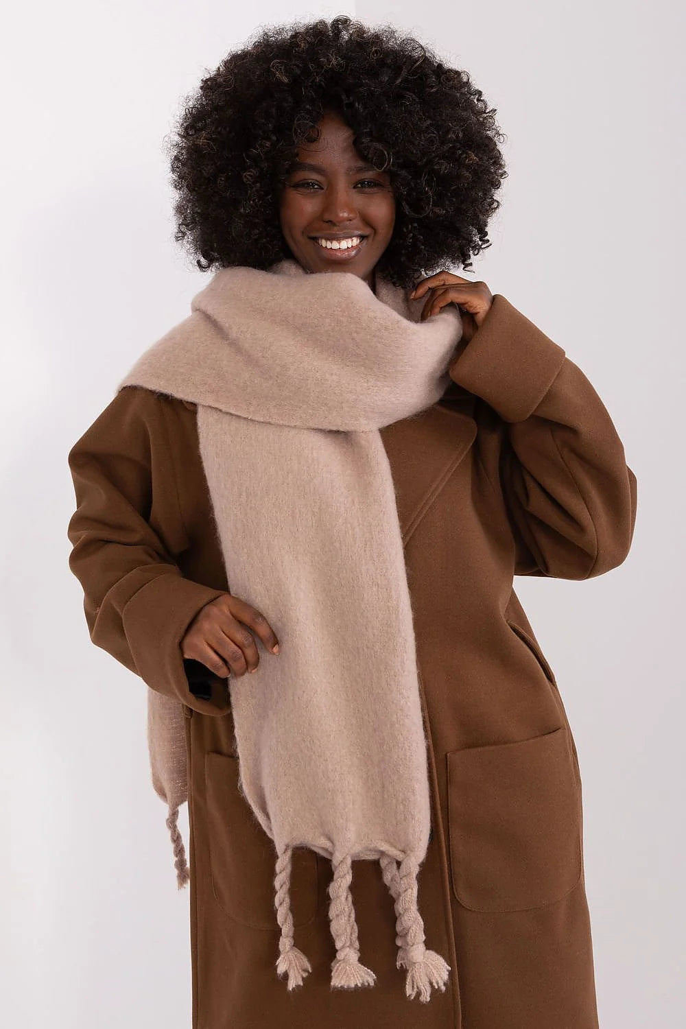 Écharpe longue en laine design simple style élégant franges tressées couleur beige clair femme automne hiver