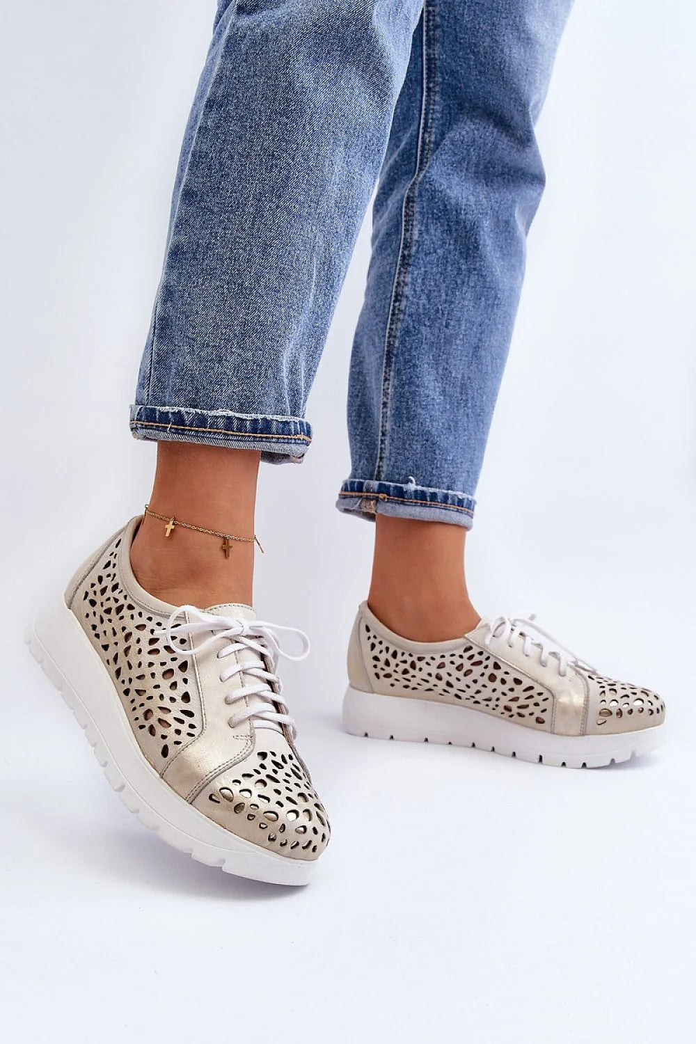 Chaussures basses femmes style moderne perforées cuir naturel semelle épaisse dorée élégance occasion décontractée