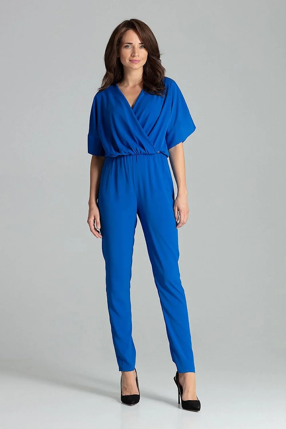 combinaison pantalon femme bleu électrique col V croisé manches kimono courtes taille cintrée élastique jambes droites effilées tissu fluide drapé