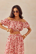 Ensemble mode féminin coordonné top bandeau off-shoulder manches courtes bouffantes jupe longue fluide motifs abstraits blanc cassé rose corail été