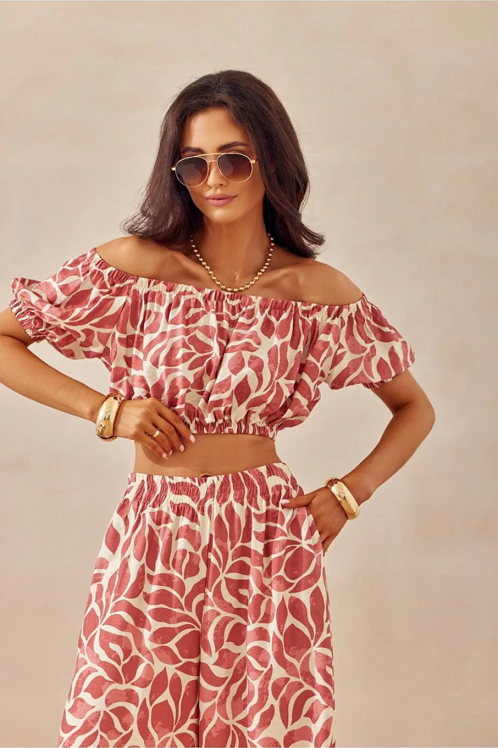 Ensemble mode féminin coordonné top bandeau off-shoulder manches courtes bouffantes jupe longue fluide motifs abstraits blanc cassé rose corail été
