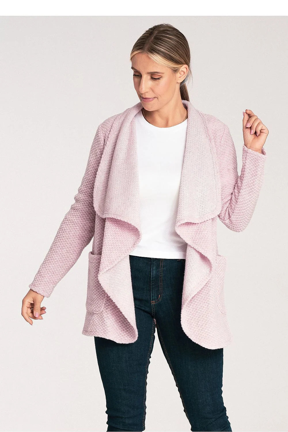Cardigan femme élégant en maille texturée couleur rose pâle coupe ample col châle sans fermeture poches latérales matelassé