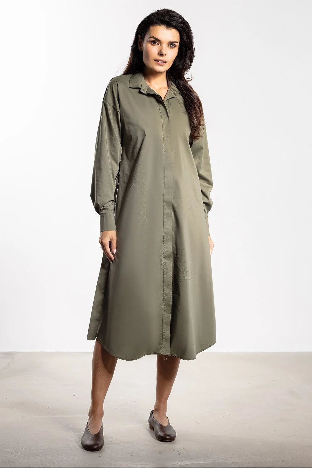 robe chemise midi kaki manches longues col classique ceinture nouée taille marquée boutons dissimulés poches latérales popeline structurée coupe trapèze