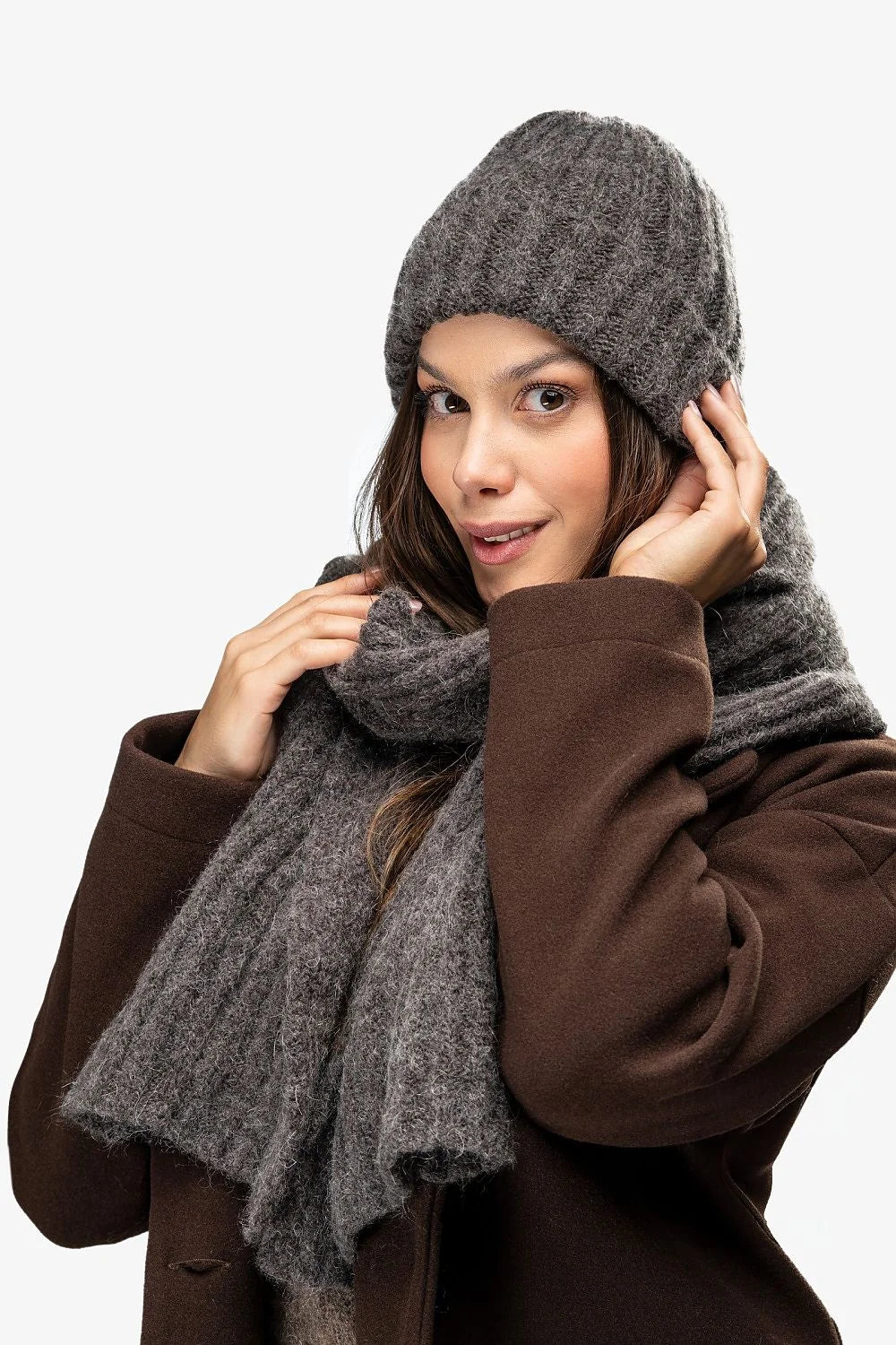 bonnet écharpe cachemire laine mohair grosse maille pelucheuse gris anthracite côtelé ajusté volumineuse texture chaud douillet respirant protecteur