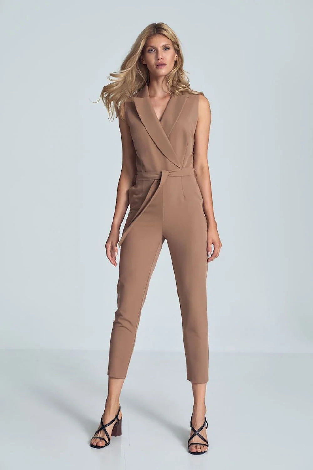 Combinaison pantalon beige en polyester viscose, élégante, moderne, chic, ceinture intégrée, sans manches
