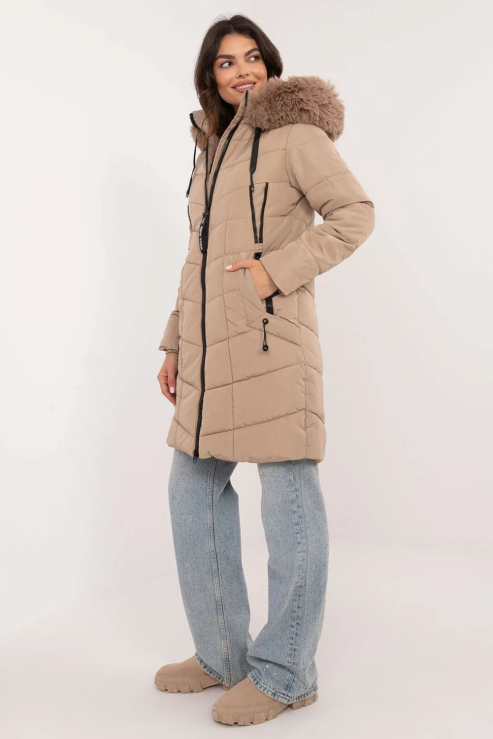 Manteau d'hiver long pour femme, matelassé, couleur beige, fourrure synthétique, coupe ajustée, fermeture éclair, capuche amovible, style urbain, résistant au froid