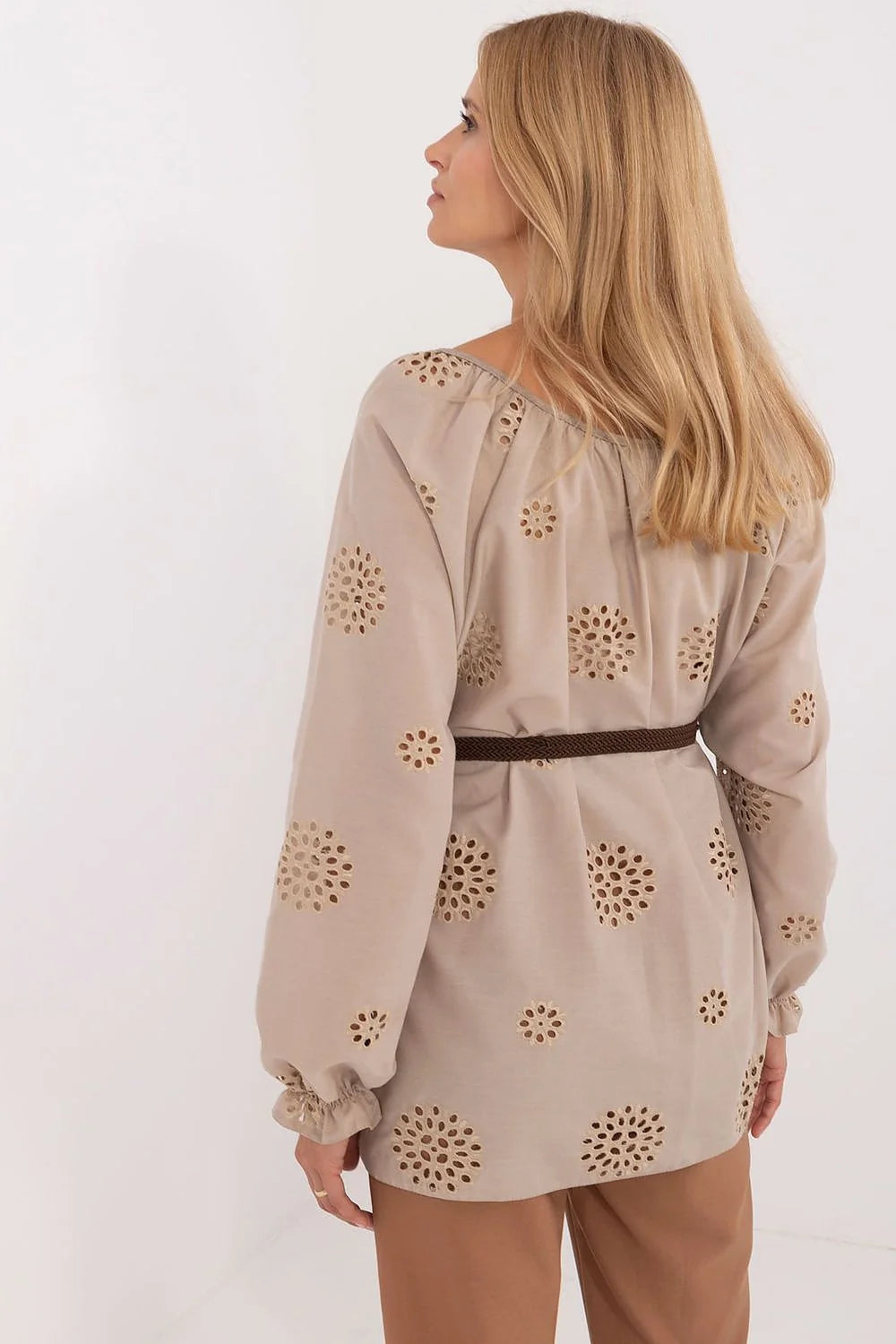 Chemisier boho quotidien manches longues noeud decoratif beige doux coton aere coupe cintee motifs perforees style romantique casual chic vetement femme tendance elegance