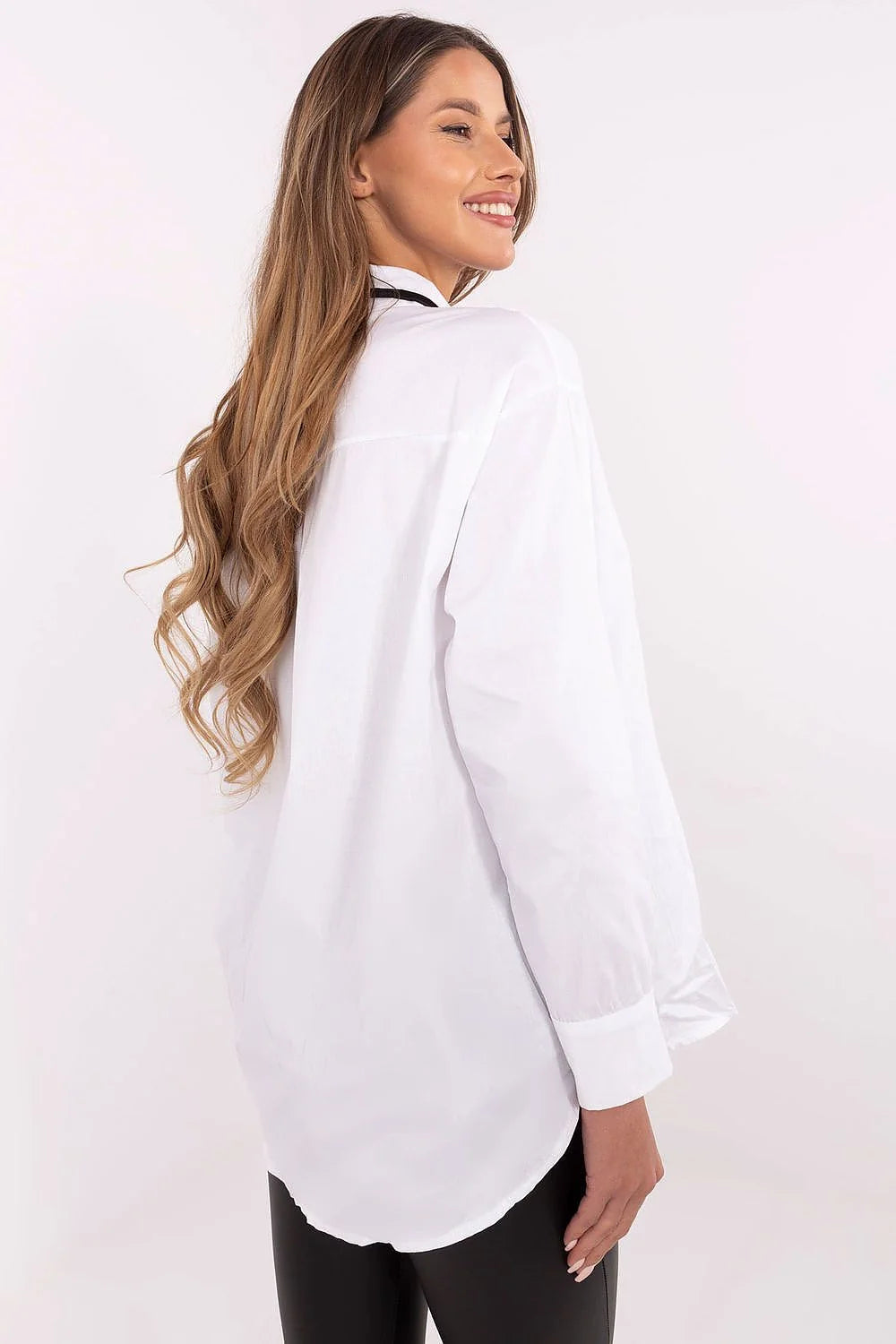 Chemise blanche longue manches boutonnées col classique détails métalliques pantalon noir ajusté cuir occasionnels formelles femmes