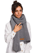 Châle en tricot épais en laine mélange, style classique, couleur grise, finitions soignées, accessoire polyvalent pour femmes