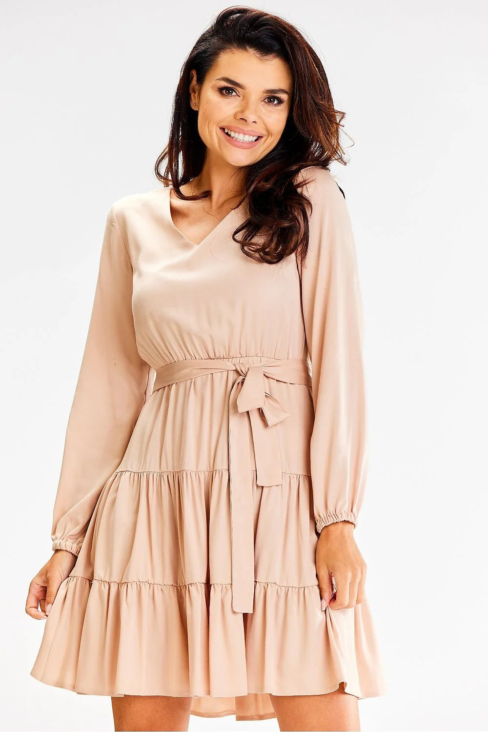 robe jour élégante mancheslongues volantssuperposés ceintureajustable beige femme moderne satinée fluide légère encolureV poignetsélastiqués silhouettecintrée jupeatages mini bohemechic
