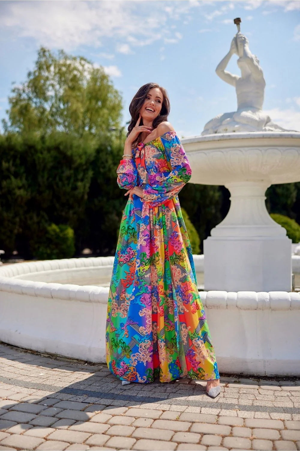 robe longue bohème imprimé multicolore baroque psychédélique satiné fluide évasée taille smockée manches bouffantes encolure Bardot fente latérale