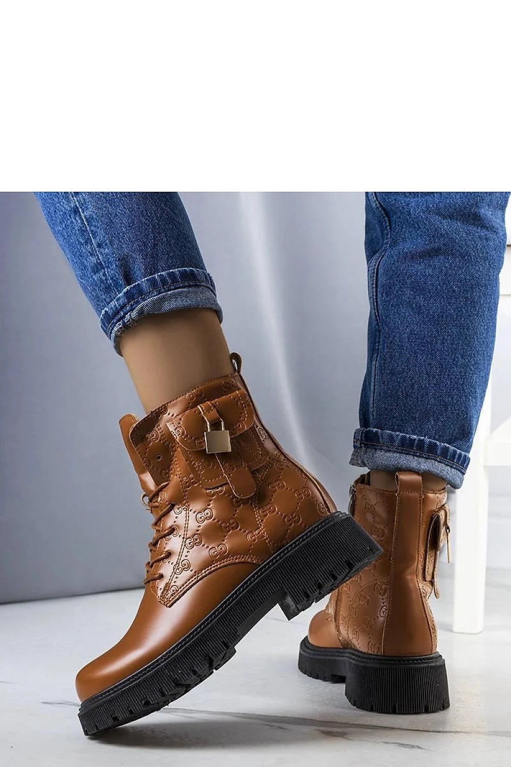 Bottines en cuir marron pour femme, style trappeur, fourrure doublée, hauteur cheville, fermeture éclair latérale, semelle caoutchouc cramponnée, motifs embossés, coupe moderne, confort et durabilité