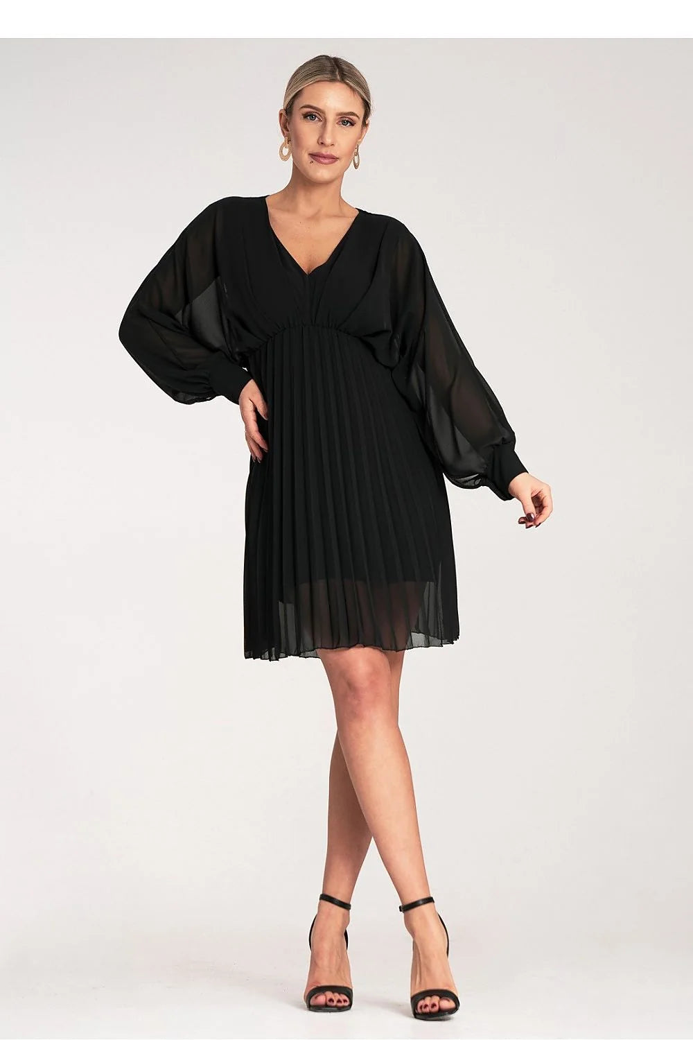robe cocktail noire mousseline transparente doublée viscose décolleté V manches bouffantes poignets ajustés cintrée empire jupe plissée évasée courte élégante