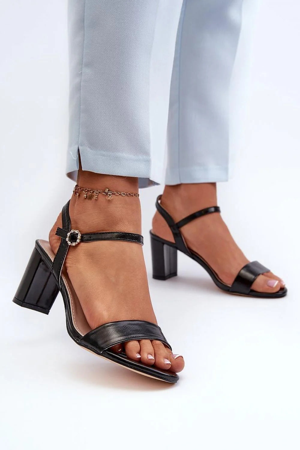 sandales talon bloc noir verni cuir réglable bride large orteils bride fine cheville boucle strass confortable semelle intérieure chic élégantes