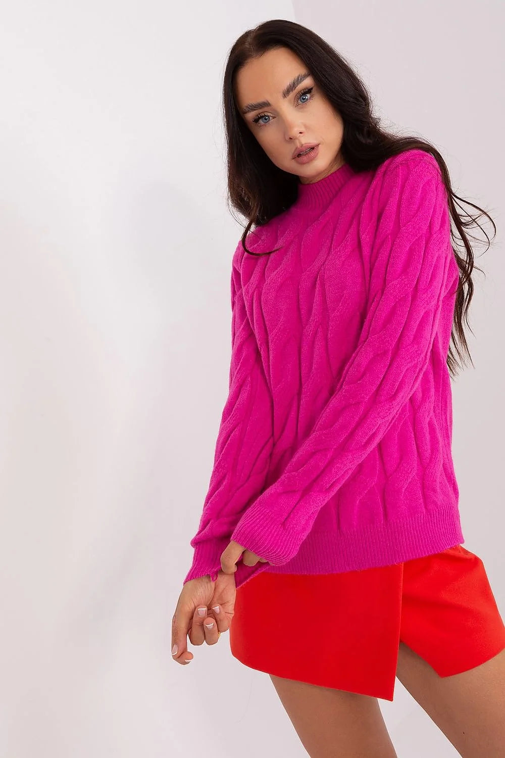 Pull féminin moderne audacieux rose vif motif torsadé manches longues encolure ronde tricot laineux femmes