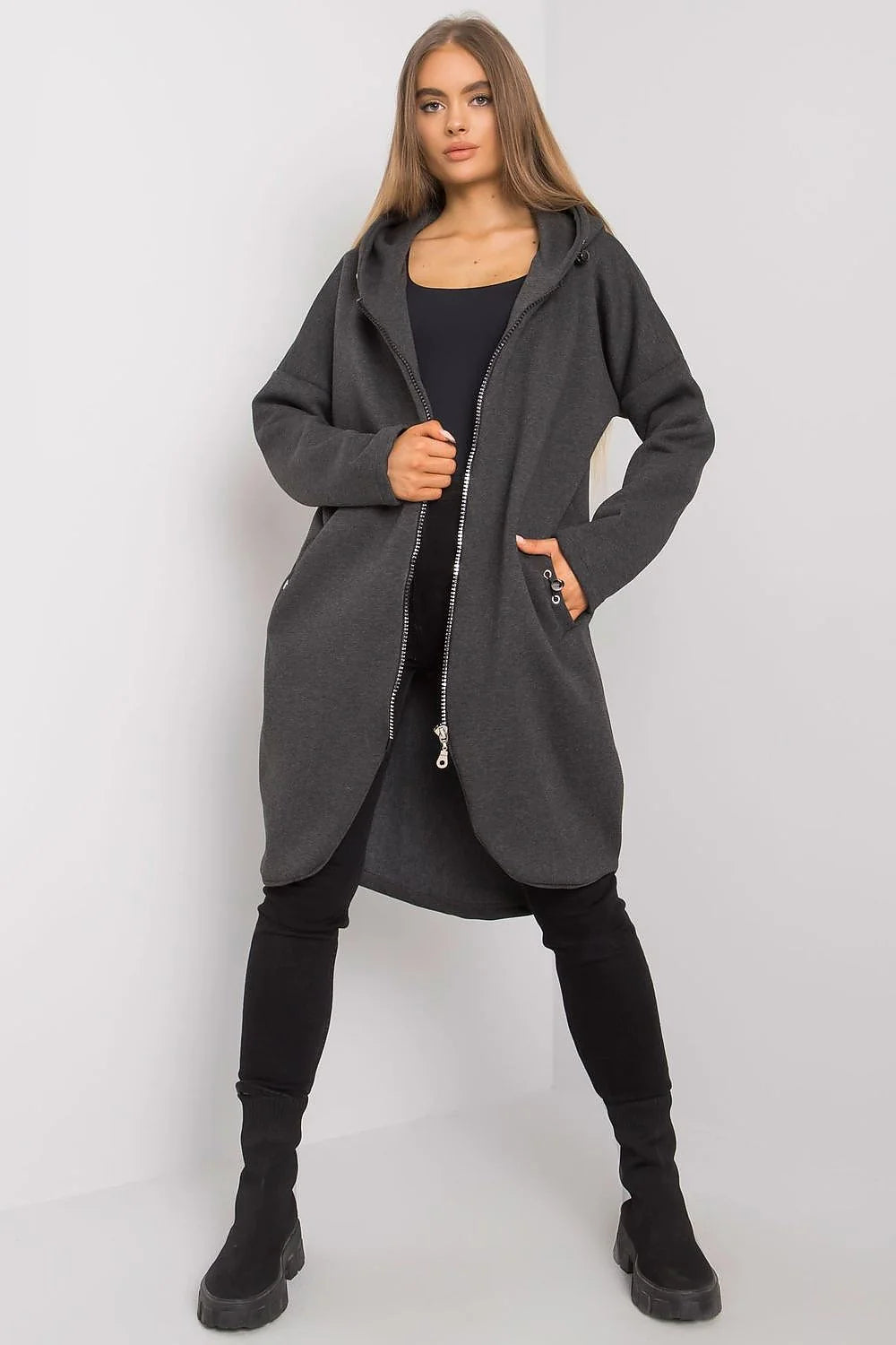 Manteau pour femmes design moderne audacieux couleur fuchsia vif coupe oversize matériau structuré fonctionnalité confort