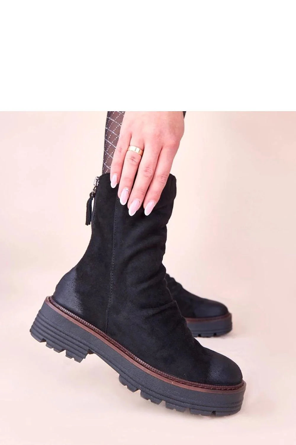 bottines noires Arlea Gemre cuir suédé écologique bout froncé rond tige froncée passepoil brun semelle crantée plateforme plate