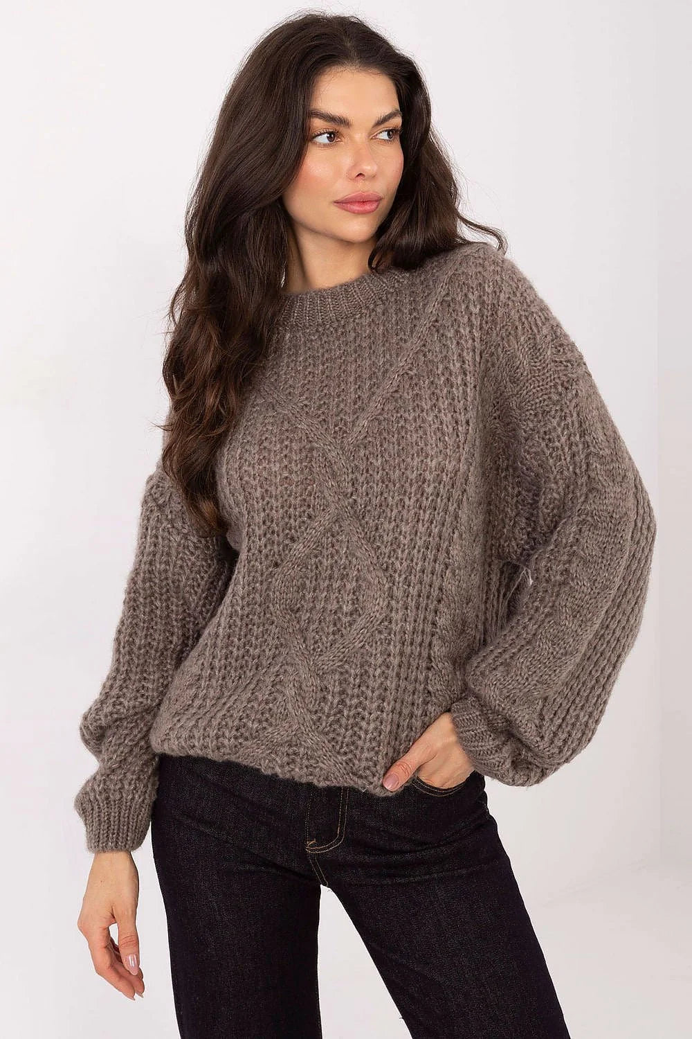 pull femme oversize maille épaisse mohair duveteuse torsadé central col rond manches bouffantes resserrées poignets coupe ample taupe