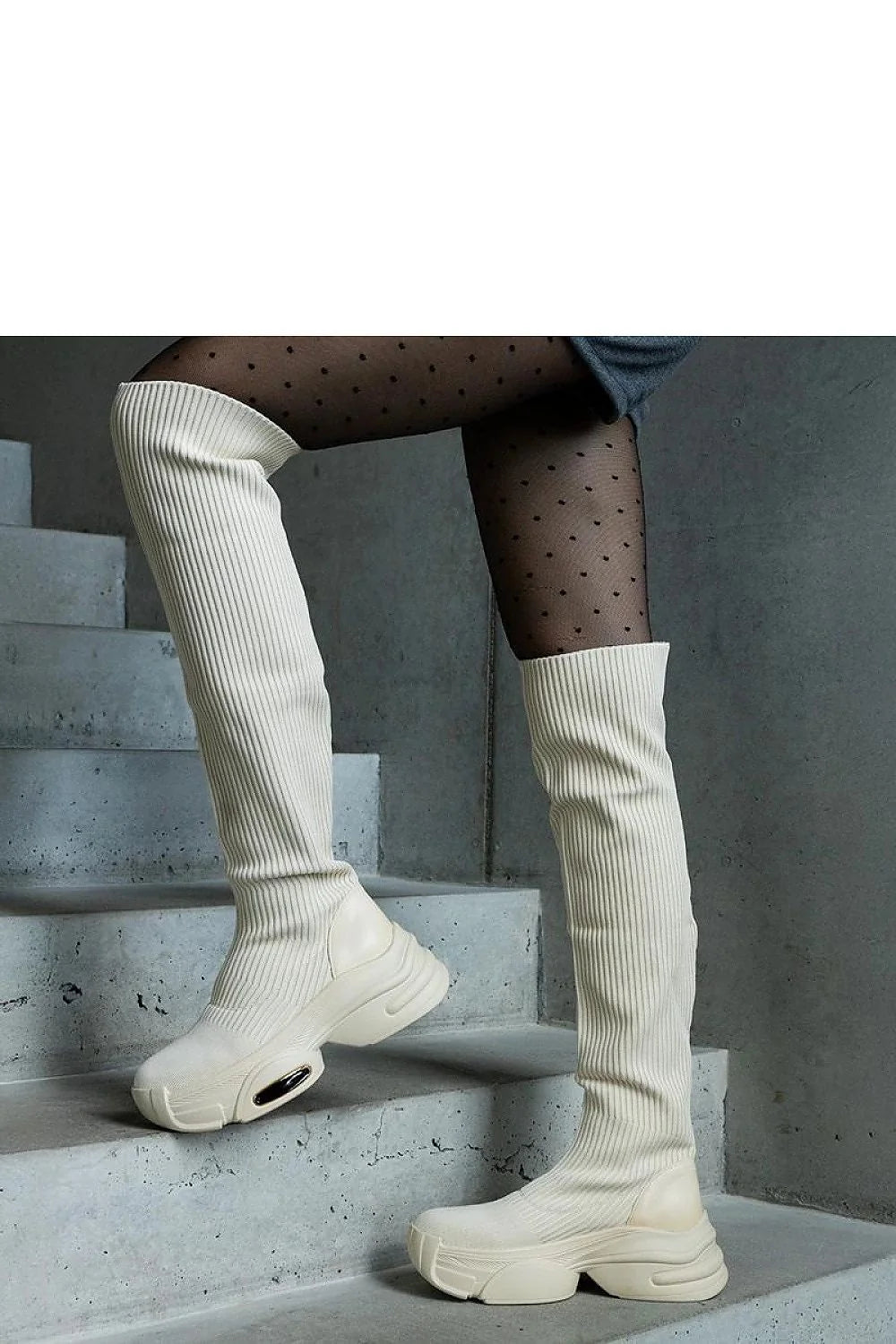 Bottes hautes cuissardes pour femme design moderne en tissu côtelé style sport-chic automne-hiver 2023
