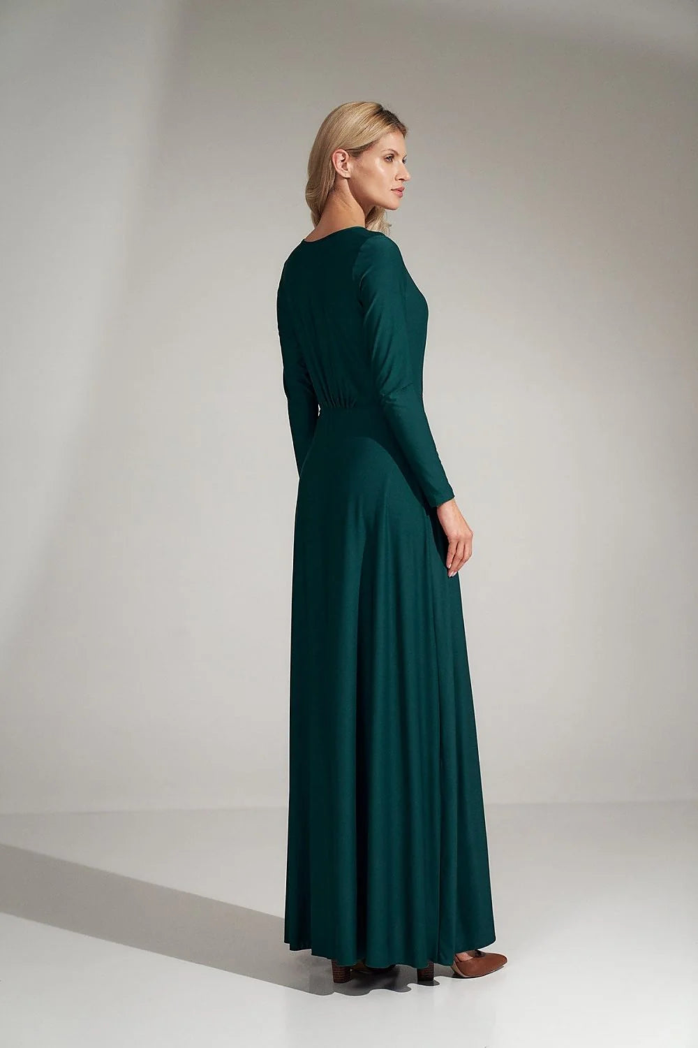 Robe longue élastique élégante verte manches longues décolleté cœur ajustable idéale pour femme chic