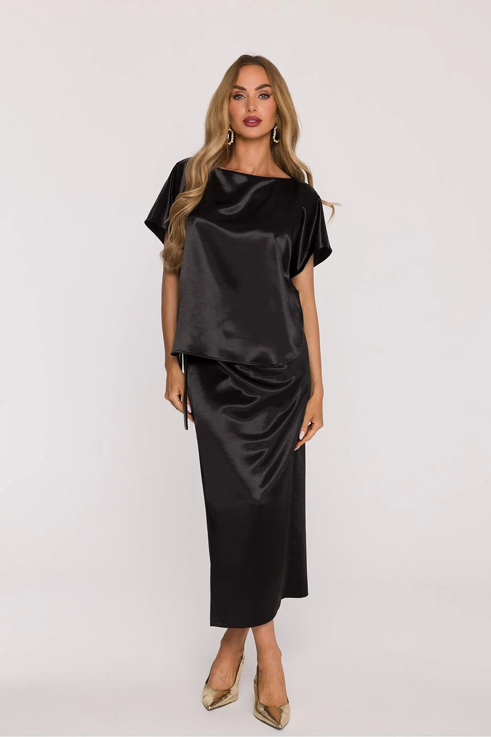 robe soirée midi satin noir encolure bateau manches courtes ample ceinture nouée asymétrique drapé brillant fluide léger minimaliste chic féminin