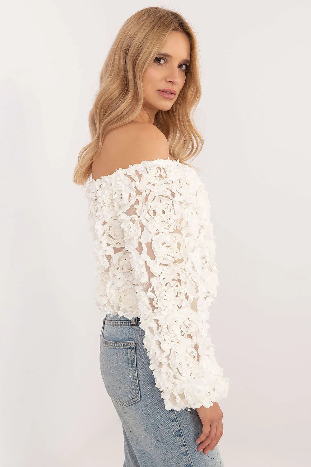 Chemisier féminin élégant court tissu floral texture 3D blanc épaules dénudées manches longues en polyester élasthanne Italy Moda