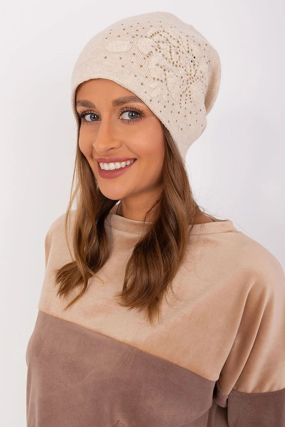 bonnet cachemire femme slouchy maille beige crème fin extensible doux chaud confortable élégant décontracté perles microstrass floral ajouré