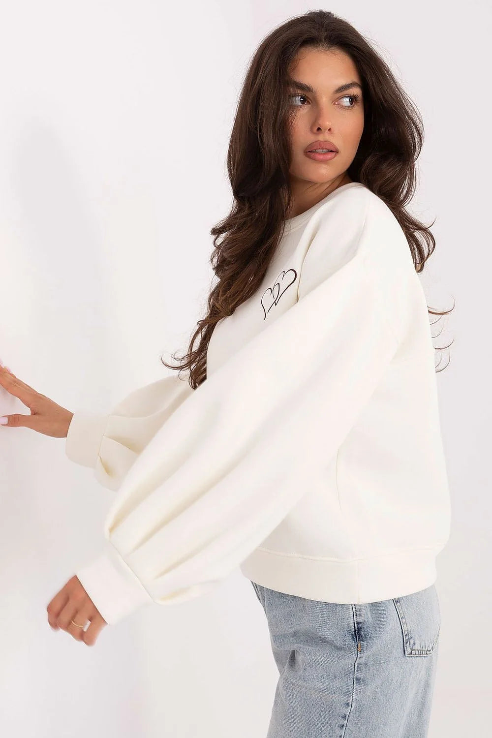 sweatshirt femme col rond manches bouffantes épaules tombantes coupe relaxed molleton crème coton polyester broderie dos découpe spectaculaire