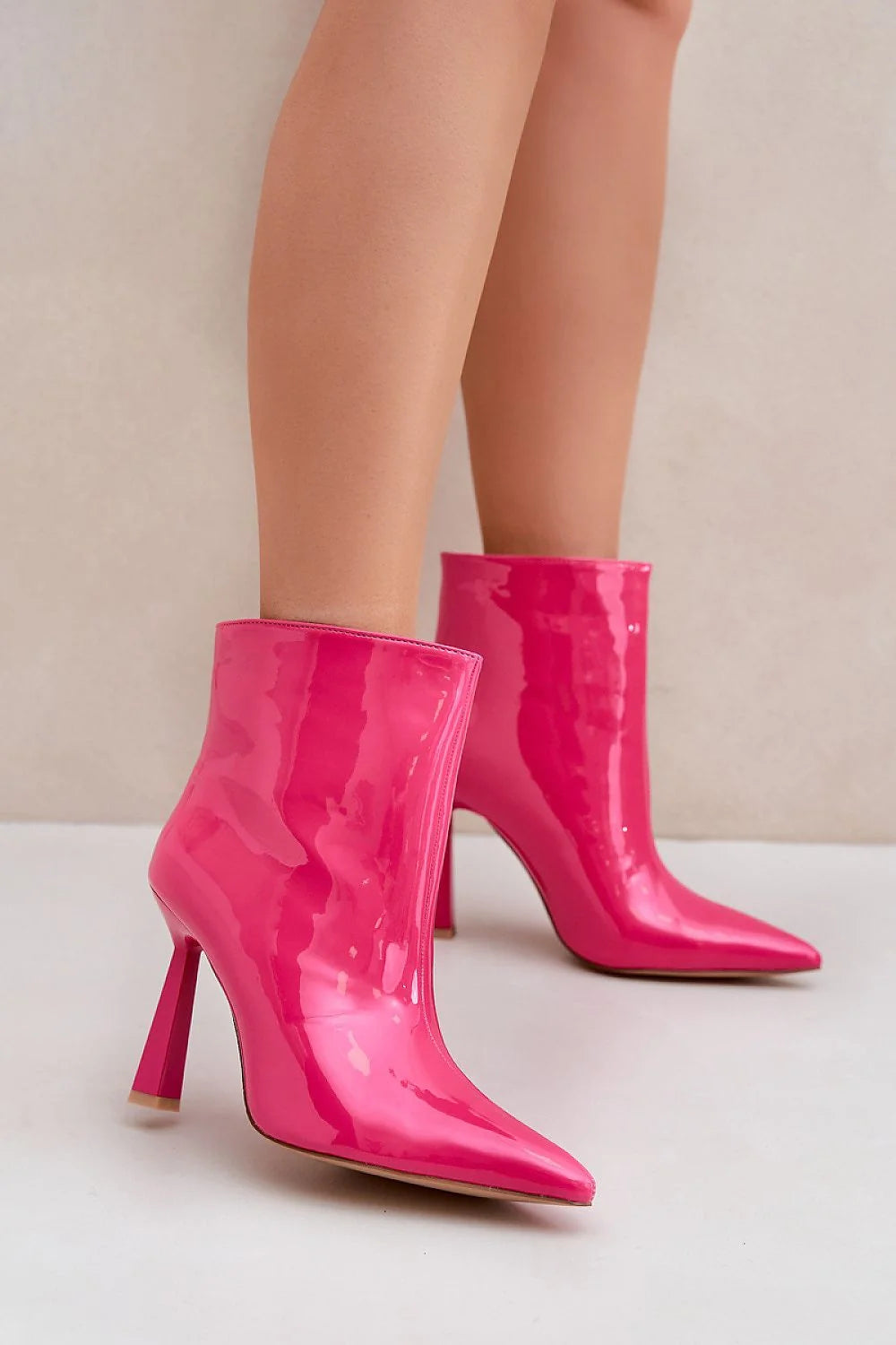 Bottines à talons hauts vernies en cuir synthétique rose vif pour femme, style audacieux, idéales pour soirée ou tenue élégante