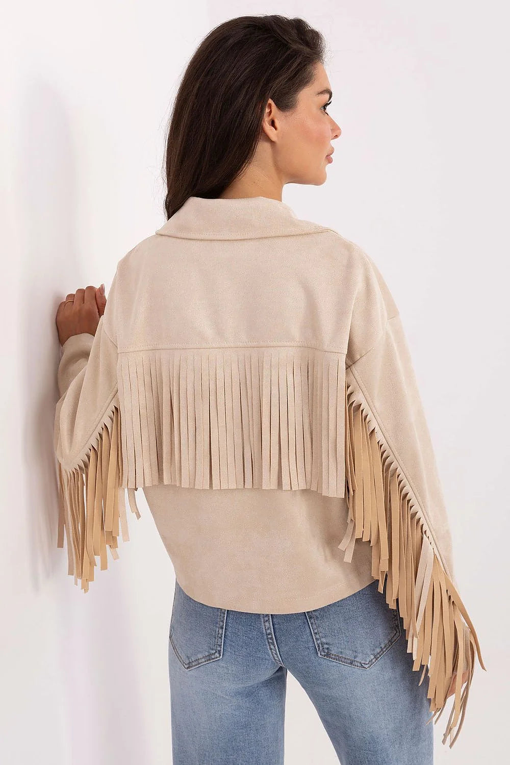 veste femme courte suédine beige franges manches poitrine dos longues coupe boxy col chemise boutons contrastants noirs faux suède doux