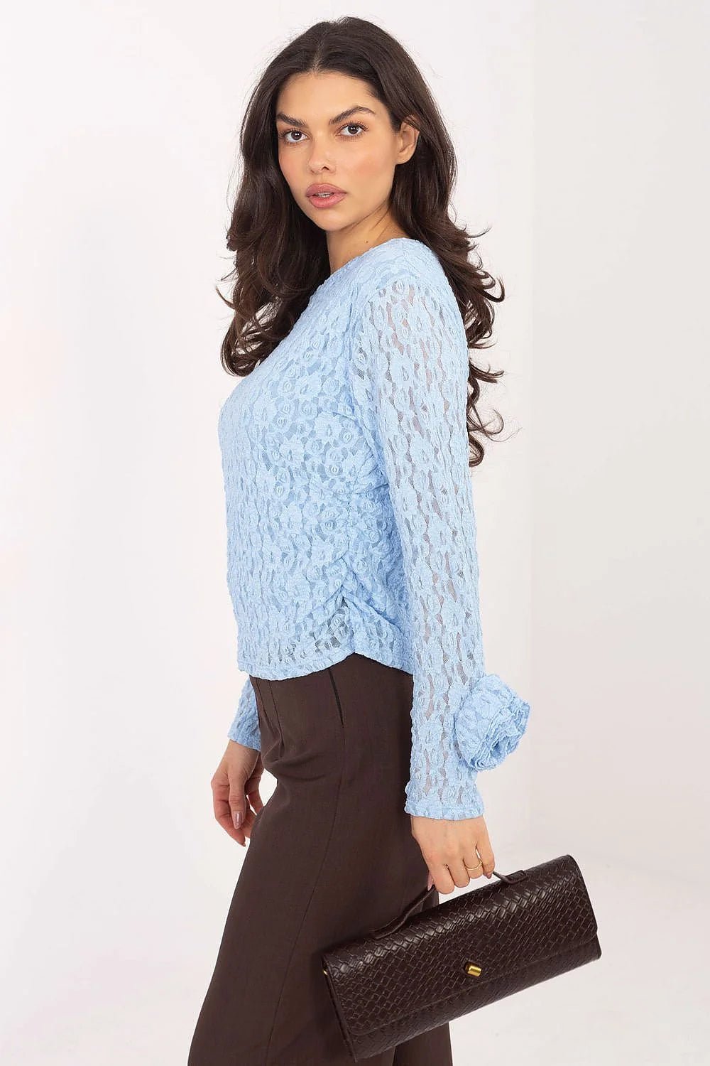 blouse dentelle bleu ciel manches longues col rond corps doublé guipure roses appliquées ajustée féminine raffinée