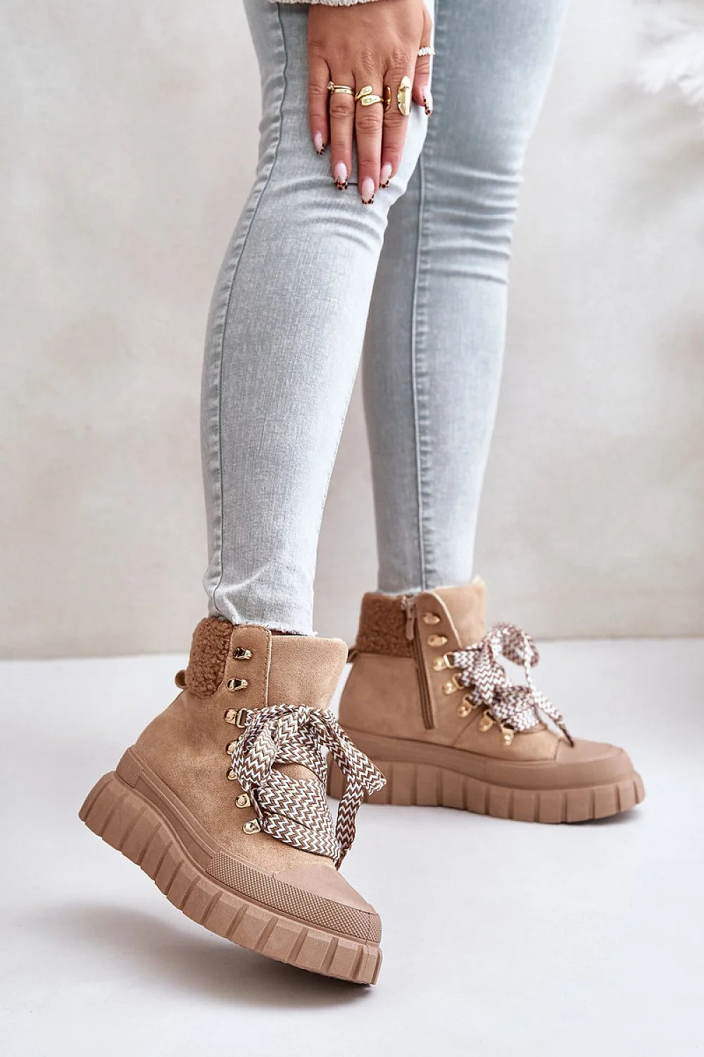 Bottes pour femmes éco-suede camel avec doublure peau de mouton, semelle plateforme, fermeture éclair et lacets, style hiver élégant et confortable femmes